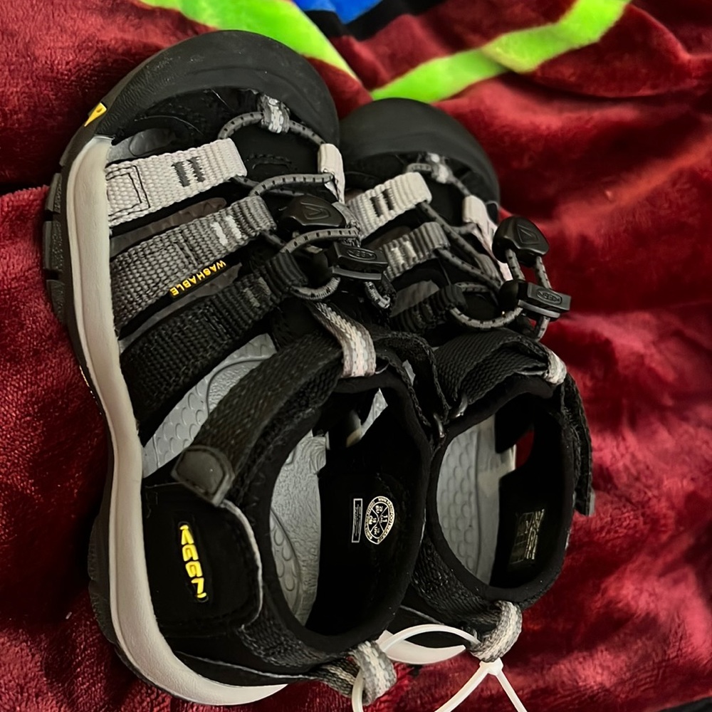 KEEN KIDS Shoe size 11 NWT Rare color! Black/Gray/Silver